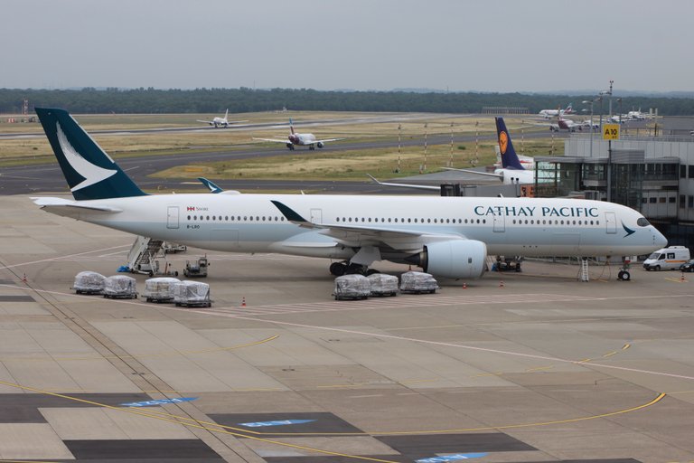 B-LRO Cathay Pacific AW -B789 (2).JPG