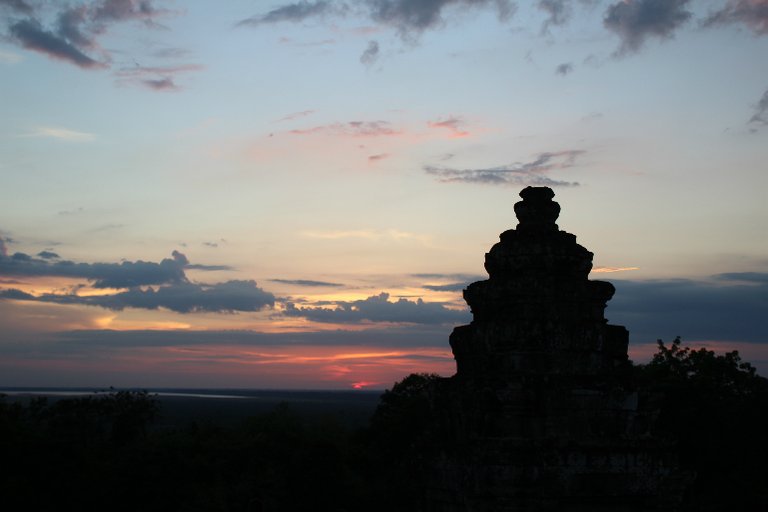 Ein_Tempel_in_Angkor_zum_Sonnenuntergang.jpg