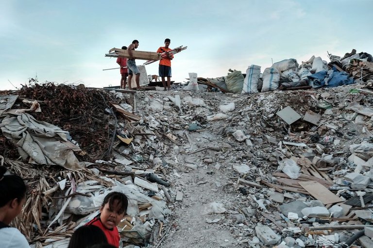 jakarta_slums_life_by_the_railway_vytautas_jankulskas_11.jpg