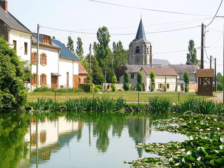 1200px-Lavacquerie_mare_&_église.jpg