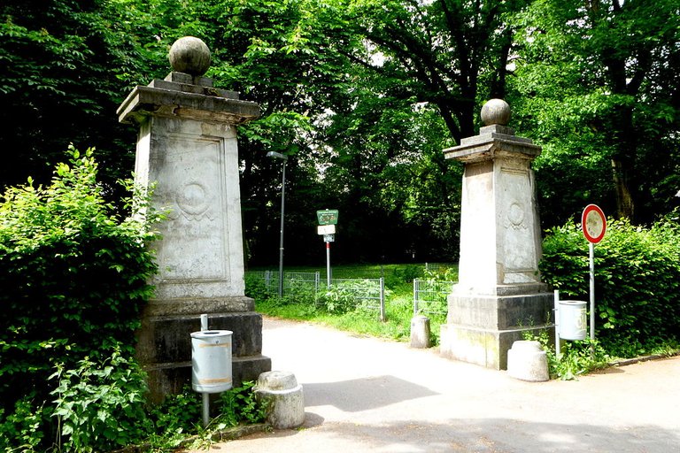 Haupteingang Kaiser-Friedrich-Park am Zollhaus Königstor.JPG