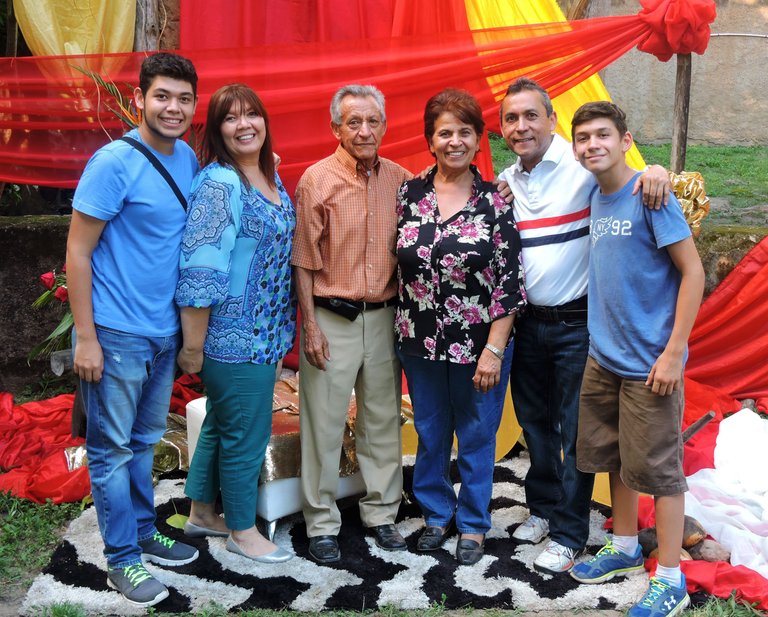 Familia Con los Abuelos.jpg