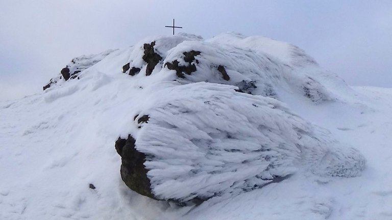 49 Harry Lawrie monument and "angel wings" rocks.jpg