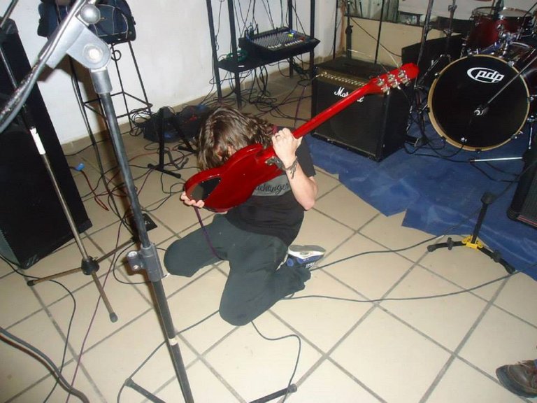 Julio dientes guitarra.jpg