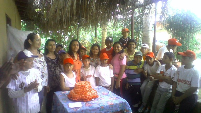 dia de  las madres con los niños del beisbol.jpg