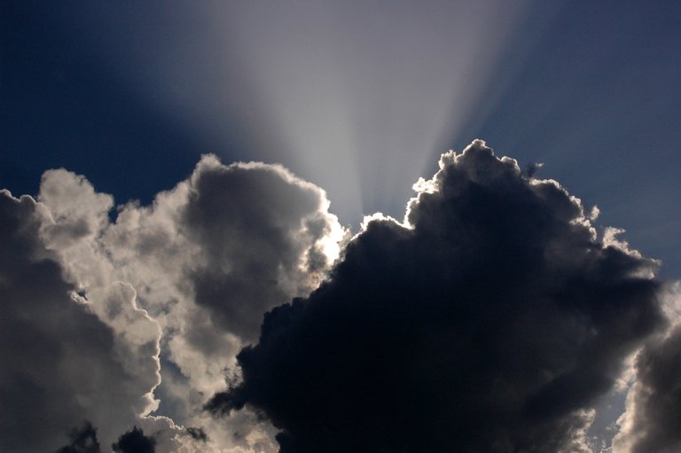 cloudy-sun-rays.jpg