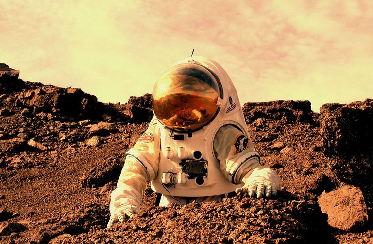 Astronaut_working_on_Mars.jpg