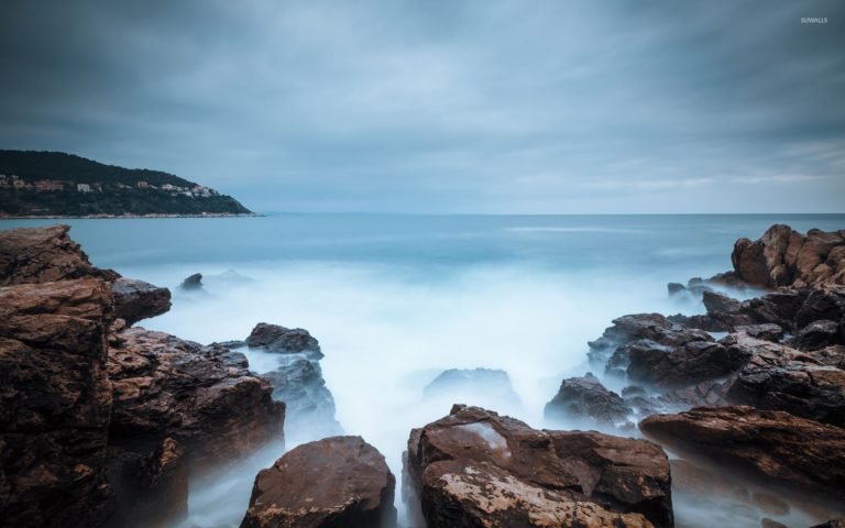 misty-water-reaching-to-the-rocky-shore-47236-1920x1200-768x480.jpg