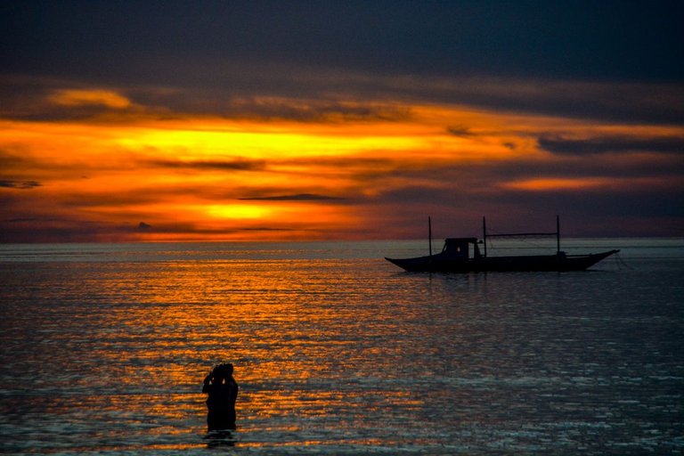 SUNSET COUPLING - BORACAY - PHILIPPINES .jpg