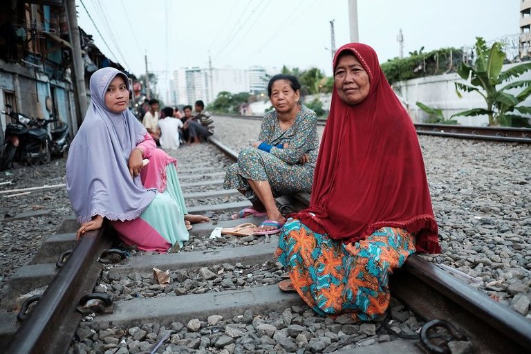 jakarta_slums_life_by_the_railway_vytautas_jankulskas_22.jpg