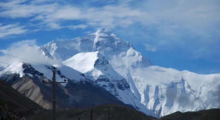 Look up at mount Qomolangma.jpg