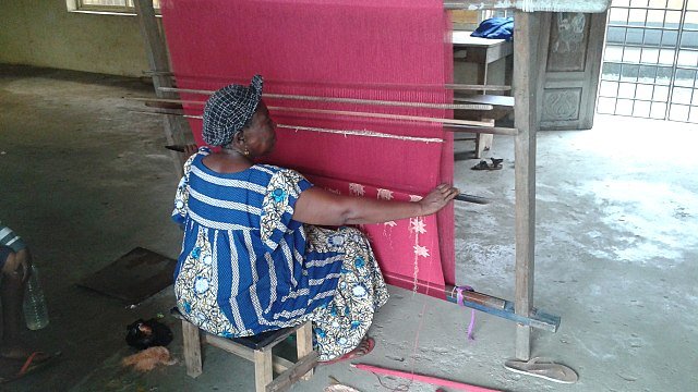 640px-African_woman_handweaving_akwete_cloth_01.jpg