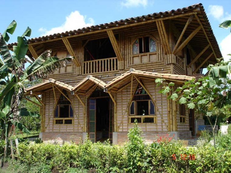 casa-hecha-de-cana-de-bambu.jpg