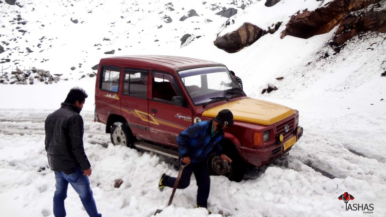 Car stuck in snow on nathu la.jpg