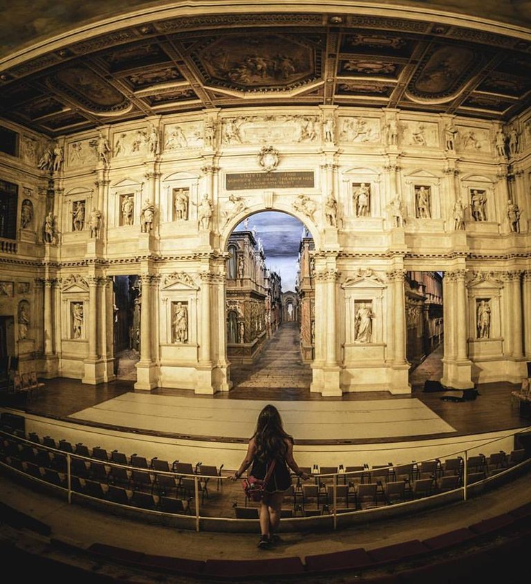 Teatro Olimpico di Vicenza..jpg