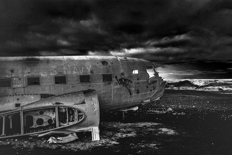 crimsonclad-iceland-plane-crash-7.jpg
