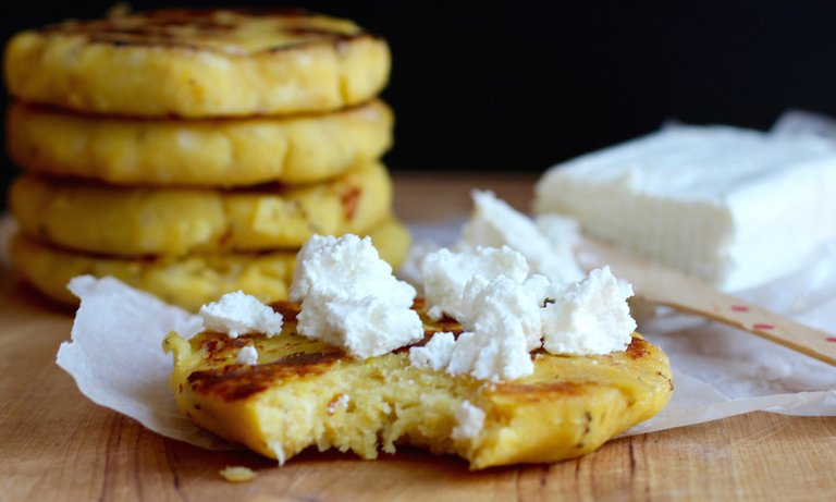 arepas-de-platano-maduro-y-queso.jpg