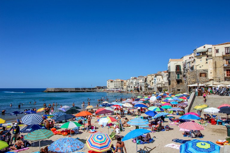 cefalu-strand-und-altstadt.jpg