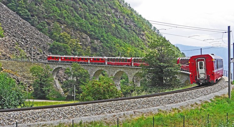 bernina-railway-sweeping-viaduct-brusion-bernina-159252.jpg