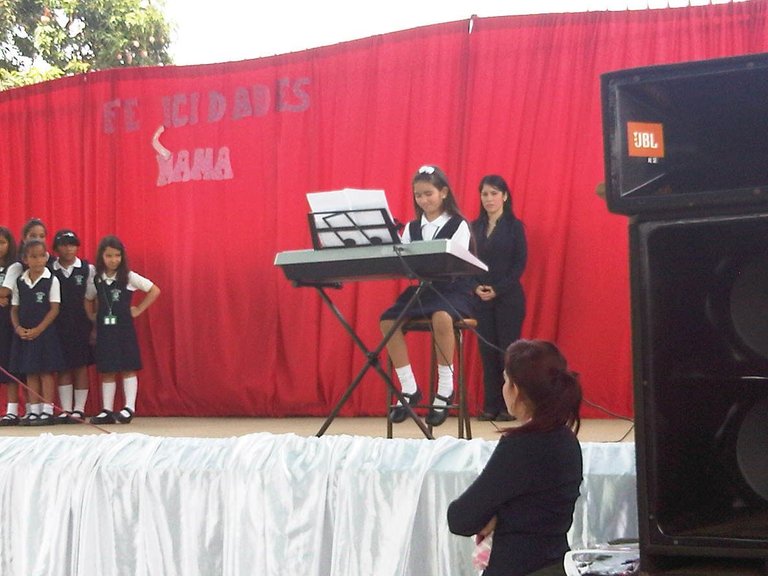 laurita tocando a las madres en honor a ellas,desde el cole.jpg