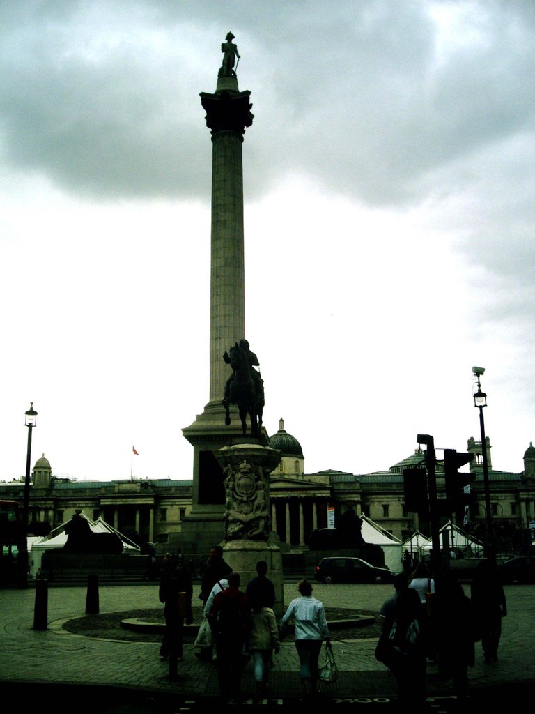 Nelson's column at Trafalger Square.JPG