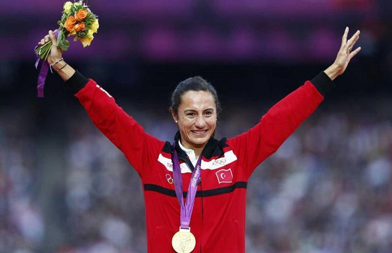 gold-medallist-turkey-s-cakir-alptekin-smiles-during-the-women-s-1500m-victory-ceremony-at-the-london-2012-olympic-games-1.jpg