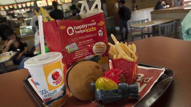 mcdonalds-happy-meal-sky-news_4231706.jpg