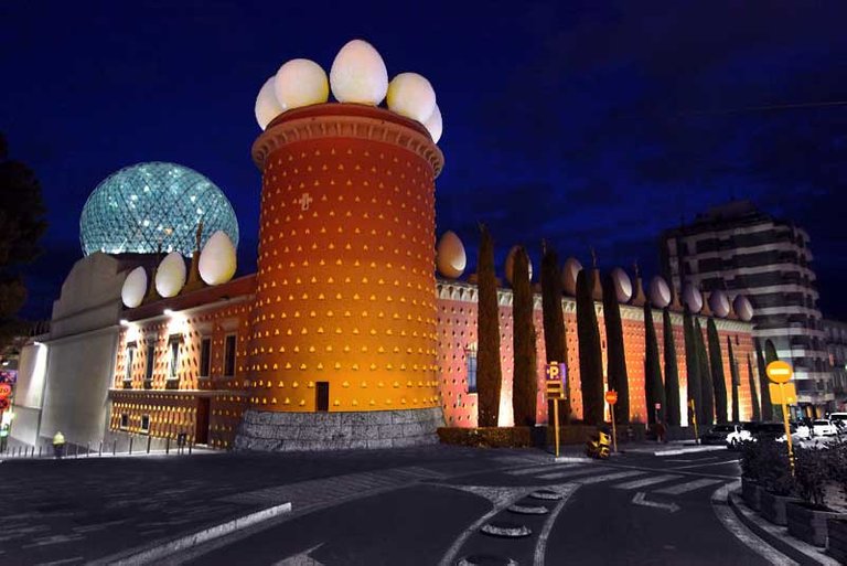 Spain-Figueres-Dali-Museum-Front-Night-L.jpg
