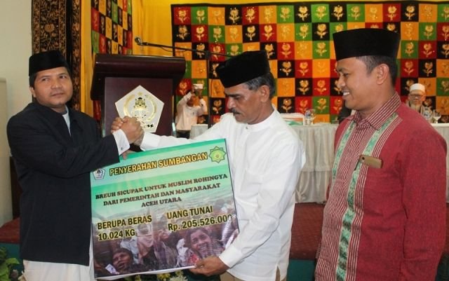 Bupati Aceh Utara menyerahkan sumbangan pegawai dan masyarakat untuk muslim rohingya.JPG