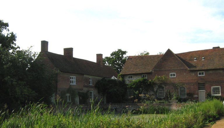 Front view of mill, Flatford 150809.jpg