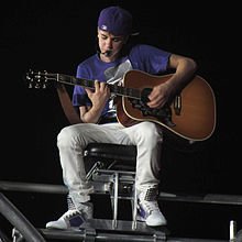 220px-Justin_Bieber_Hallenstadion_Zurich_Switzerland.jpg