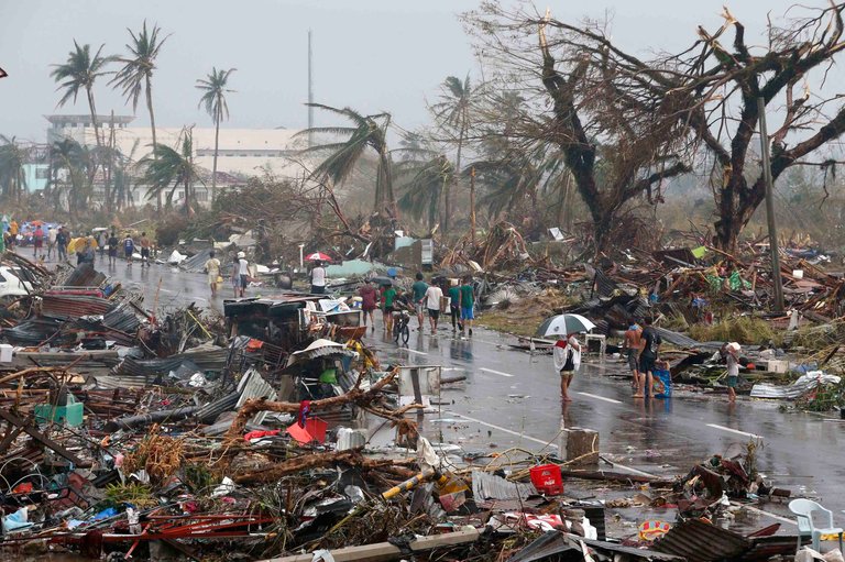 evacuated-typhoon-haiyan-nears-vietnam.jpg