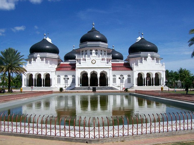 800px-Meuseujid_Raya - banda aceh grand mosque.JPG