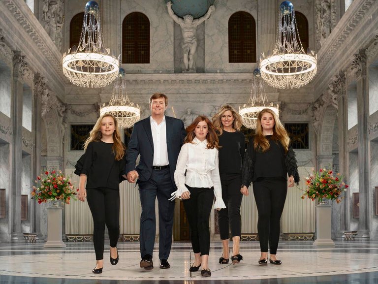 koning-willem-alexander-koningin-maxima-prinses-van-oranje-prinses-alexia-en-prinses-ariane-erwin-olaf-2018-liggend-1.jpg