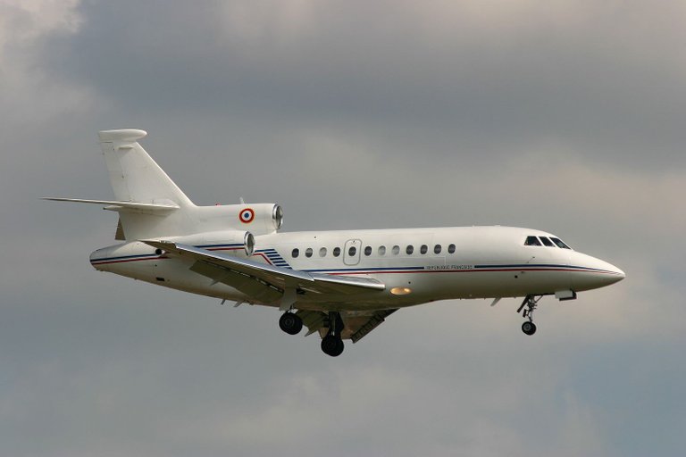 Falcon 900.jpg