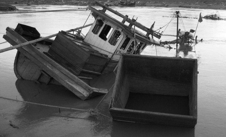 perahu tenggelam.jpg