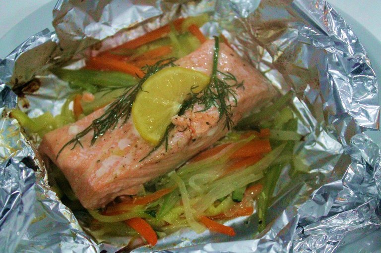 54da71f041445-papillote%20de%20salmón%20con%20juliana%20de%20verduras%20al%20eneldo9.jpg