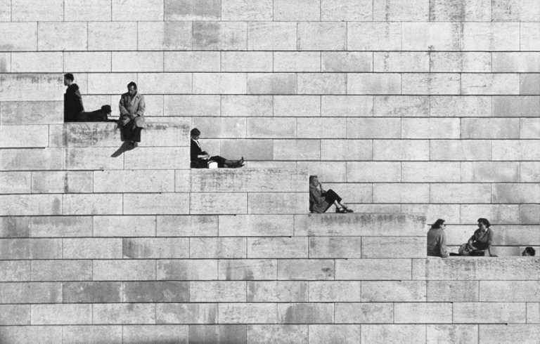 robert-doisneau-diagonal-steps-paris-1953.jpg