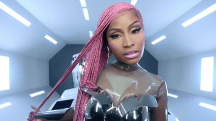 nicki-minaj-es-una-sexy-cyborg-en-su-ultimo-videoclip.png