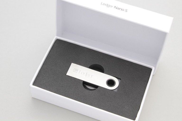 ledger-nano-s-open-box-1024x683[1].jpg