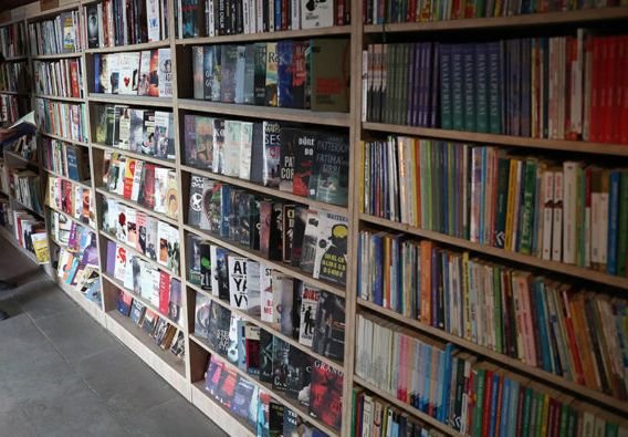 libreria reciclada de basureros.jpg