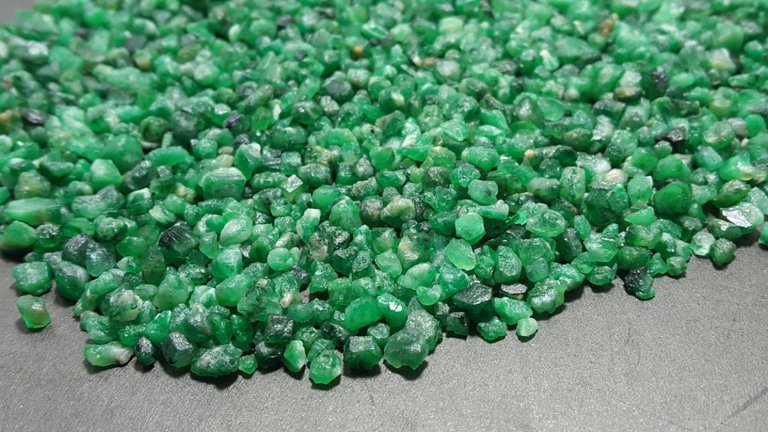 NATURAL EMERALDS (Rough) (1).jpg