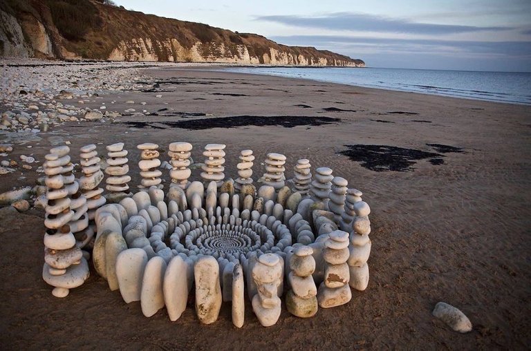 james-brunt-natural-materials-land-art-england80-5a7d94595ae15__880.jpg