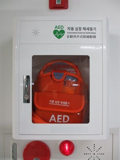 Automated_external_defibrillator_2_480x640.jpg