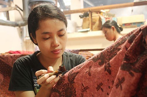 pengrajin-batik-di-Kampung-Batik-Laweyan.jpg