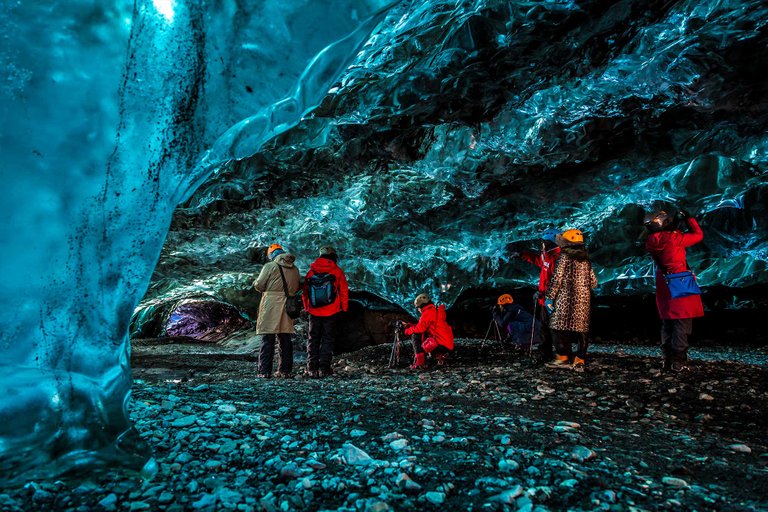 2000x1333_ice_caves_crystal_cave_gallery_3_einarolafurmatthiasson.jpg