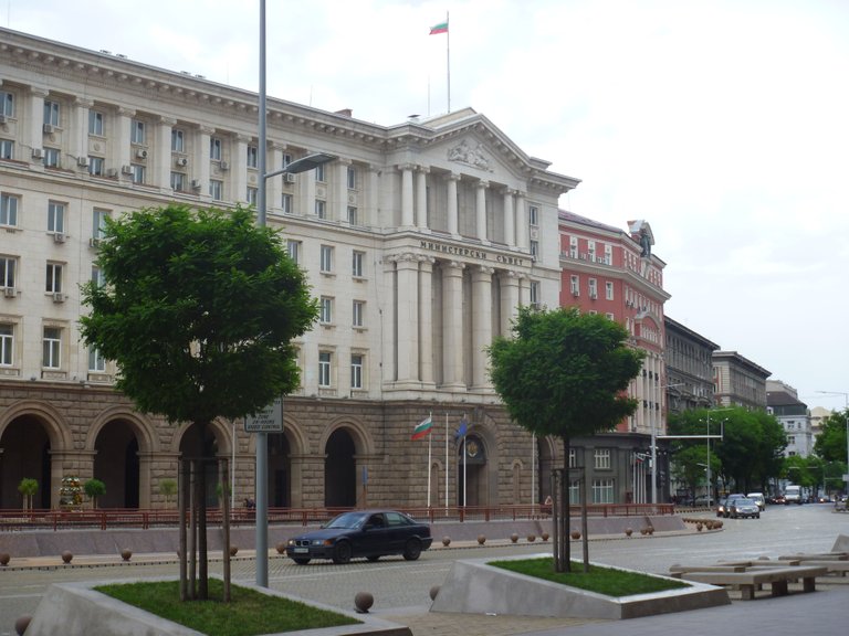 (235) Edificio gubernamental al lado del Palacio Presidencial.JPG