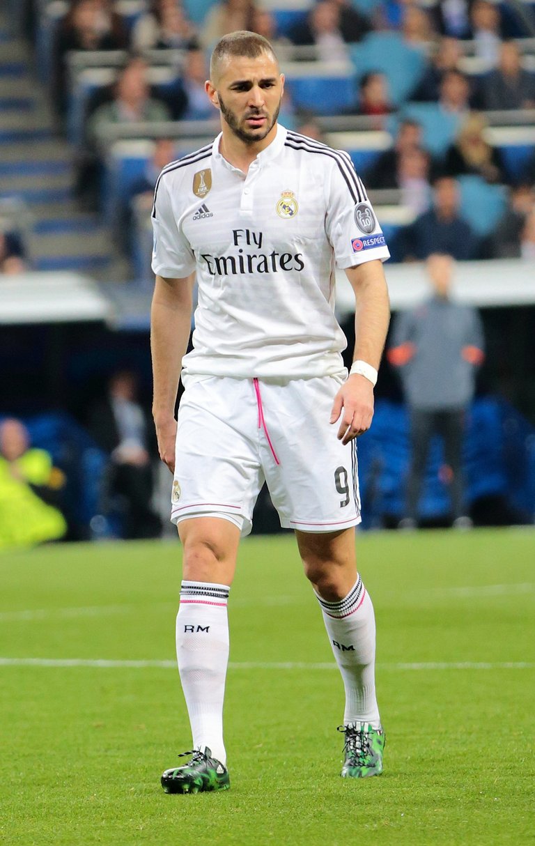 1200px-Karim_Benzema_vs._FC_Schalke_04_(16647992937).jpg