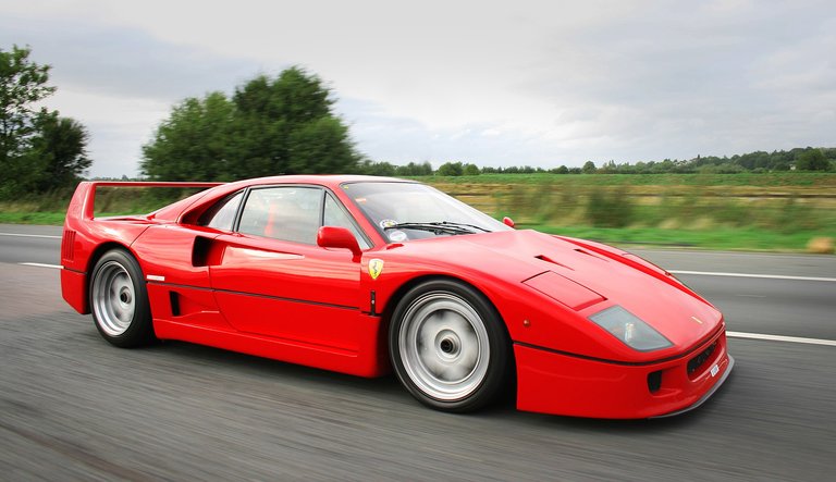 1920px-F40_Ferrari_20090509.jpg