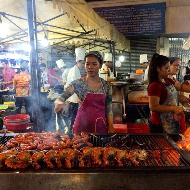 Còn gì tuyệt vời hơn khi cùng đứa bạn “chiến hữu” lai rai vài chai và ngắm nhìn thành phố về đêm “hết.jpg